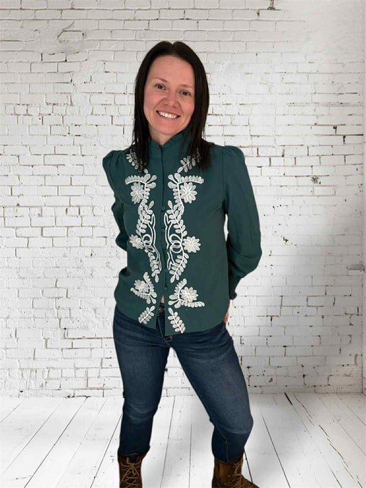 Chemise verte avec appliqués blancs