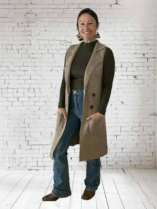 Veste longue sans manche de couleur sable.